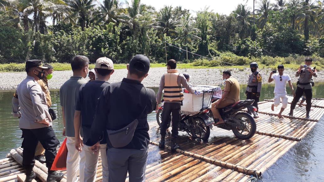 Kapolres Bolmut Kawal Langsung Pendistribusian Logistik di Desa Goyo