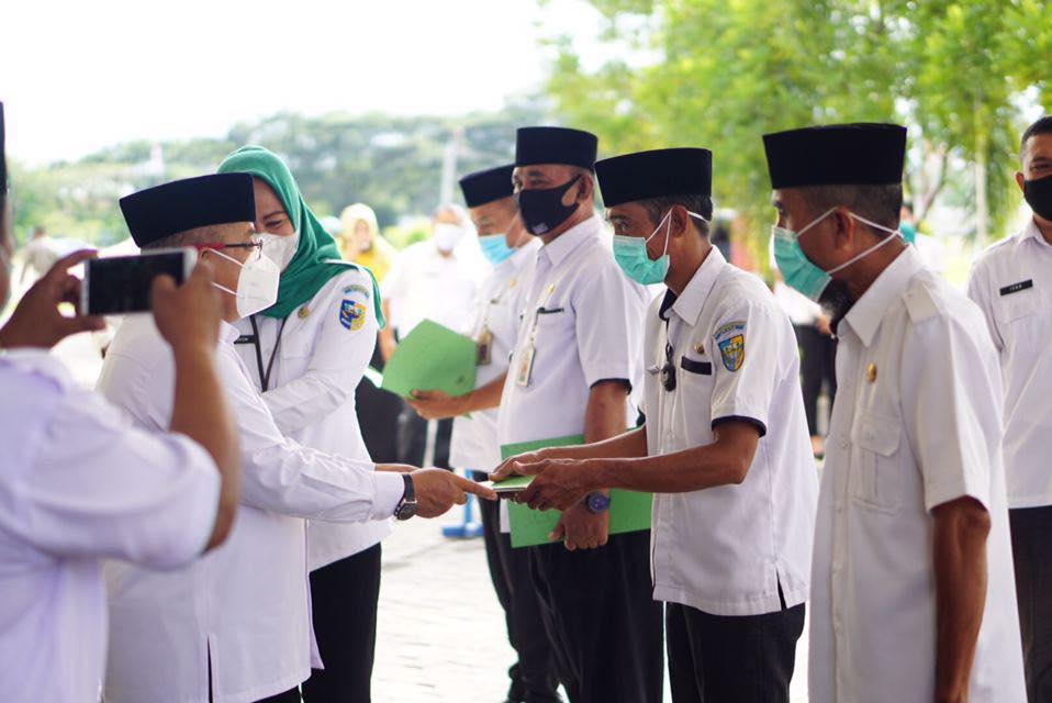 Wabup Bolmut Serahkan SK Pengangkatan Penjabat Sangadi di 8 Desa