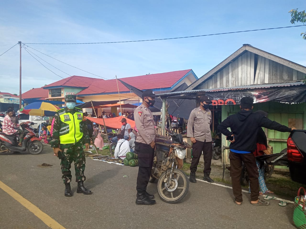 Polsek Bunobogu dan Koramil 1305/07 Himbau Warga Jaga Kamtibmas Serta Patuh Protkes
