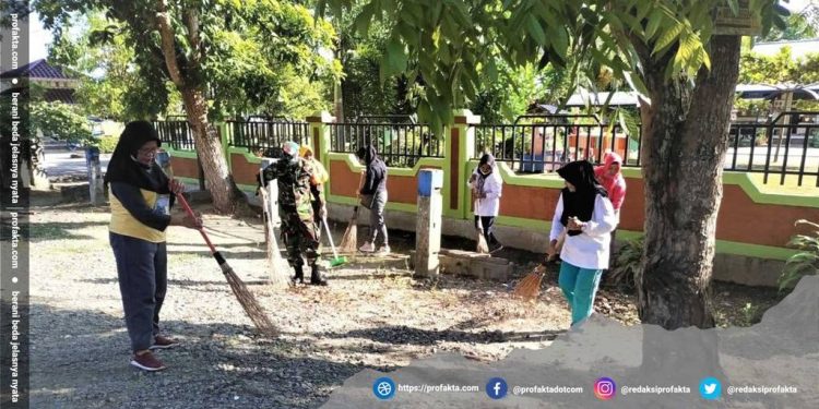 Babinsa Koramil 1303-13/Kaidipang Bersama Guru Batu Tajam Gotong Royong Bersihkan Lingkungan Sekolah