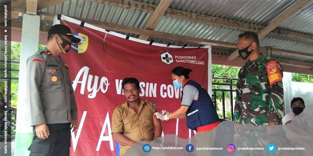 Babinsa Dampingi Kegiatan Vaksinasi Covid-19 Di Desa Apeng Sembeka