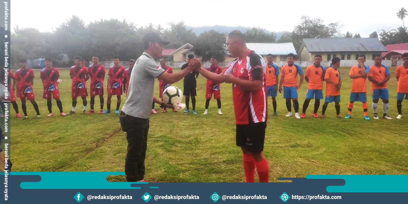Peduli Olahraga, Ketua BMI Bolmut Serahkan Fasilitas Sepak Bola dan Bola Voli