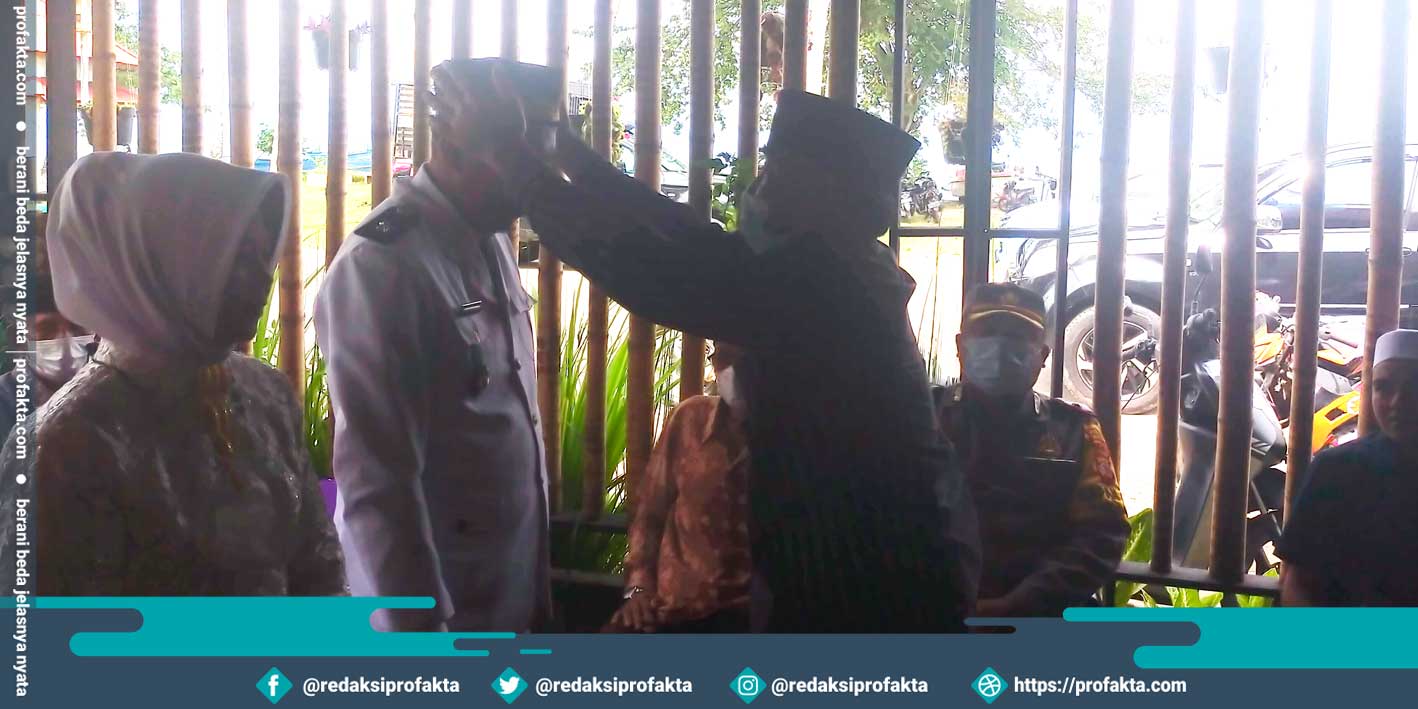 Pemasangan Songko atau Kopiah Kepada Sangadi Boroko Timur