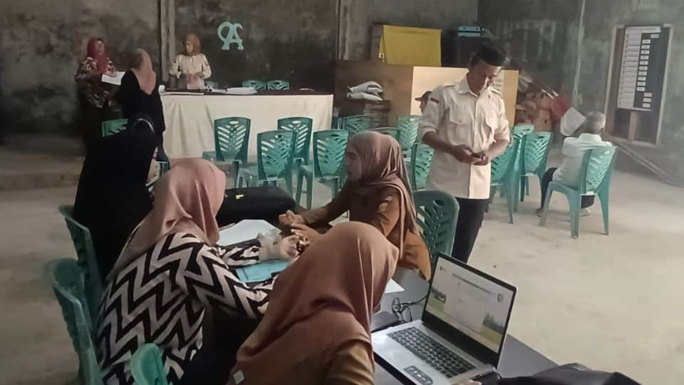 Petugas Pemerintah Desa Kuala Utara melakukan proses pendataan dan verifikasi administrasi kepada Keluarga Penerima Manfaat (KPM) sebelum penyaluran Bantuan Langsung Tunai (BLT) di Kantor Desa Kuala Utara.