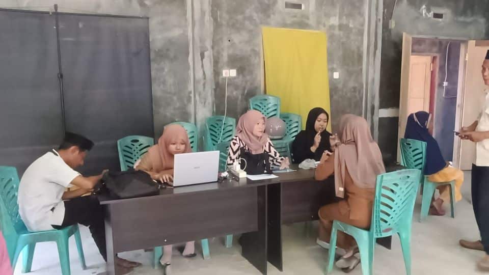 Suasana pelaksanaan penyaluran Bantuan Langsung Tunai (BLT) di Kantor Desa Kuala Utara yang berlangsung tertib dengan didukung oleh aparat desa dan masyarakat penerima.