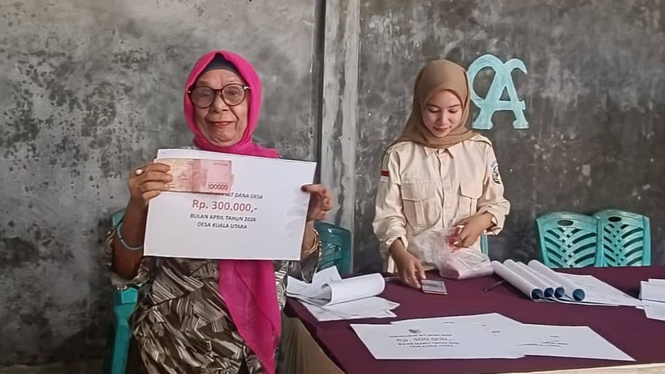 Salah satu Keluarga Penerima Manfaat (KPM) menunjukkan bantuan BLT yang diterima sebagai bentuk transparansi dalam proses penyaluran di Desa Kuala Utara