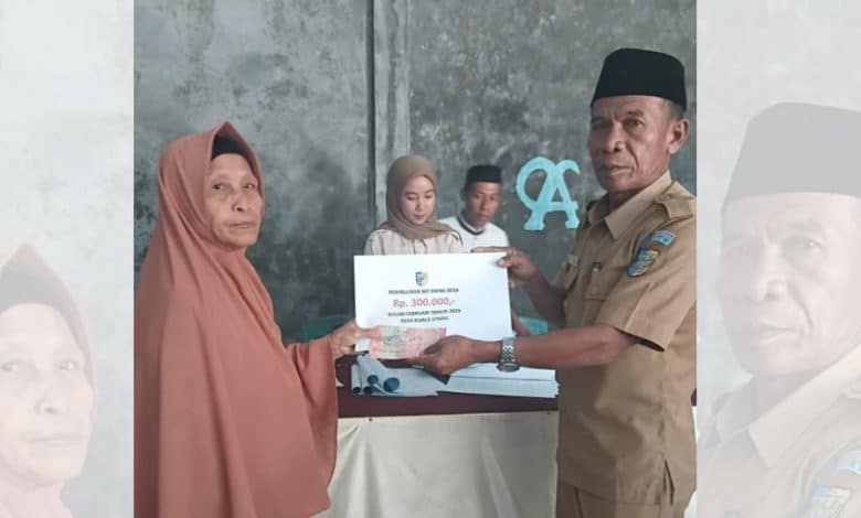 Sangadi Kuala Utara menyerahkan secara simbolis Bantuan Langsung Tunai (BLT) kepada salah satu Keluarga Penerima Manfaat (KPM) periode Januari–April 2026 di Kantor Desa Kuala Utara, Selasa (21/04/2024)