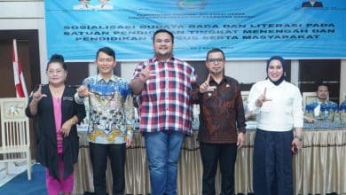Foto bersama Bupati Bolaang Mongondow Utara, Dr. Sirajudin Lasena, SE., M.Ec.Dev., bersama jajaran Pemerintah Provinsi Sulawesi Utara, tokoh literasi, serta Bunda Literasi usai pembukaan kegiatan Sosialisasi Budaya Baca dan Literasi pada Satuan Pendidikan Tingkat Menengah, Pendidikan Khusus, serta Masyarakat Kabupaten Boltara, Kamis (23/04/2026).