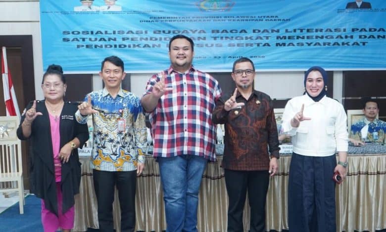 Foto bersama Bupati Bolaang Mongondow Utara, Dr. Sirajudin Lasena, SE., M.Ec.Dev., bersama jajaran Pemerintah Provinsi Sulawesi Utara, tokoh literasi, serta Bunda Literasi usai pembukaan kegiatan Sosialisasi Budaya Baca dan Literasi pada Satuan Pendidikan Tingkat Menengah, Pendidikan Khusus, serta Masyarakat Kabupaten Boltara, Kamis (23/04/2026).