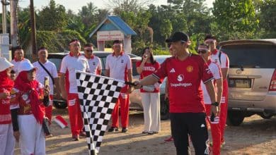 Kapolres Boltara AKBP Andhika Fitransyah, S.I.K., M.Han., mengibarkan bendera start sebagai tanda dimulainya kegiatan jalan sehat dalam rangka memeriahkan HUT ke-81 Kemerdekaan Republik Indonesia di Boltara.