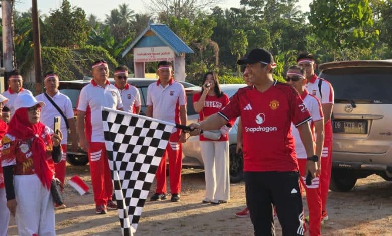 Kapolres Boltara AKBP Andhika Fitransyah, S.I.K., M.Han., mengibarkan bendera start sebagai tanda dimulainya kegiatan jalan sehat dalam rangka memeriahkan HUT ke-81 Kemerdekaan Republik Indonesia di Boltara.